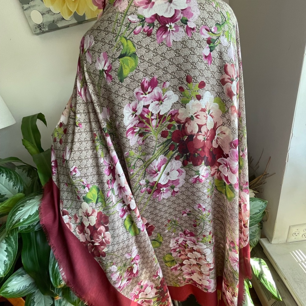 Gucci Monogram Floral Wool lightweight Wrap Shawl. - Picture 4 of 15